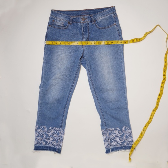 Embroidered Cut Off Jeans - Picture 5 of 8